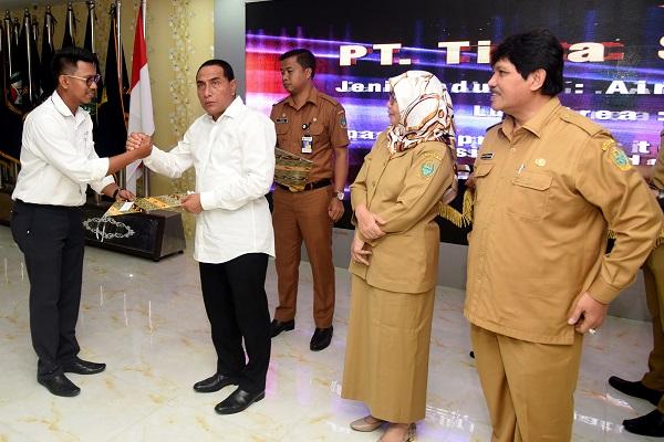 Gubsu Serahkan Penghargaan Proper dan Adiwiyata Tingkat Sumut 2018