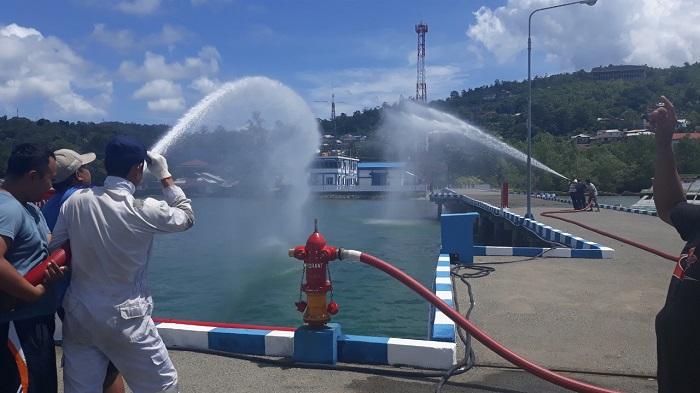 Bakamla RI Simulasi Pemadam Kebakaran di Pangkalan Armada Ambon