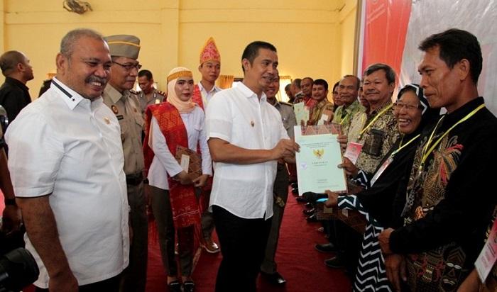 Wali Kota Pematangsiantar dan BPN Bagikan 300 Sertifikat Tanah kepada Warga