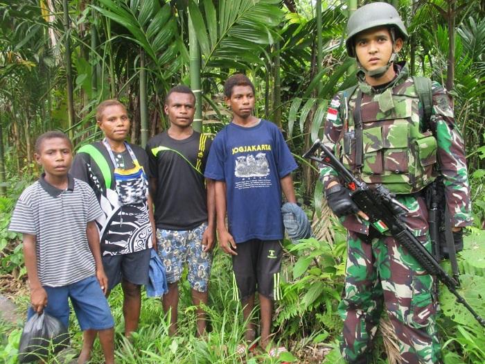 Prajurit Satgas Pamtas Amankan Empat Orang Pelintas Batas Illegal