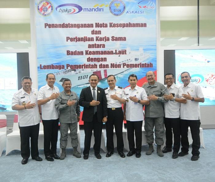 Kepala Bakamla RI Teken MoU dengan Tiga Lembaga