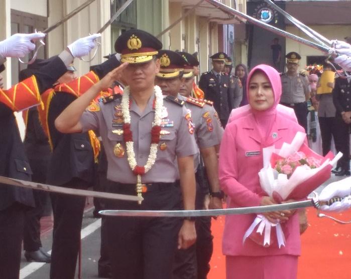 Tangis Haru Warnai Pelepasan Brigjen Pol Dadang Hartanto di Mapolrestabes Medan