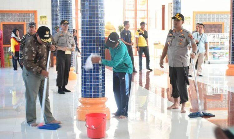 Gotong-royong Bersihkan 5 Vihara, Polres Tanjungbalai Sambut Perayaan Imlek 2571