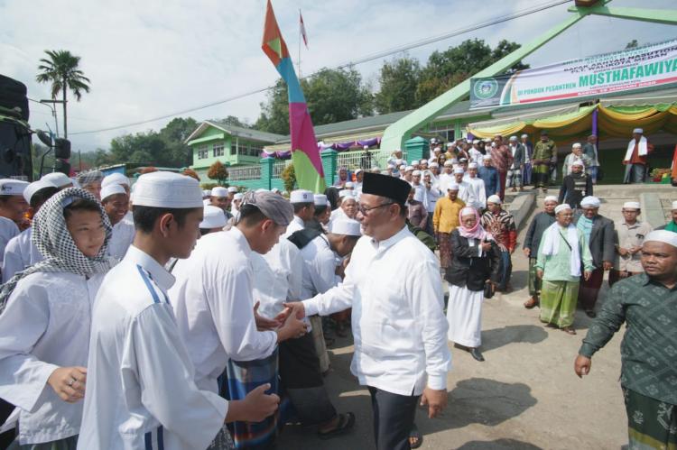 Kunjungi Ponpes Musthafawiyah Purba Baru, Akhyar Nasution Disambut Sholawat Ribuan Santri