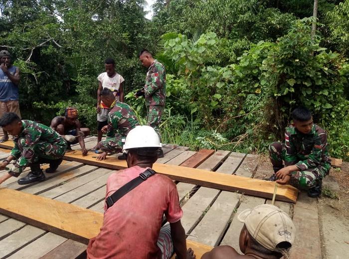 TNI dan Warga Perbaiki Jembatan Penghubung Kampung Anus dan Podena di Papua