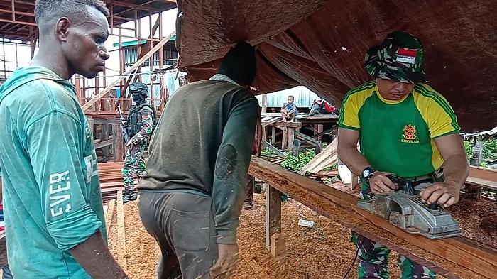Satgas Yonif/755 Kostrad Bantu Bangun Kembali Pasar Dolog Asmat Usai Musibah Kebakaran