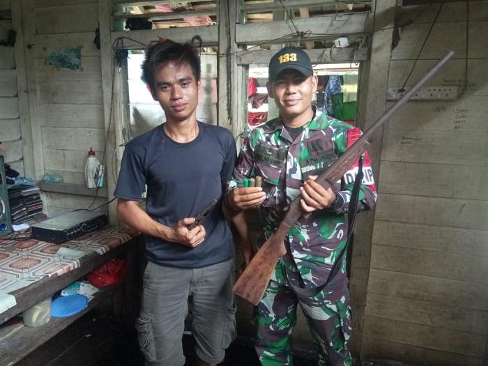 Satgas Pamtas Yonif 133/YS Terima Senjata Rakitan dari Desa Semareh