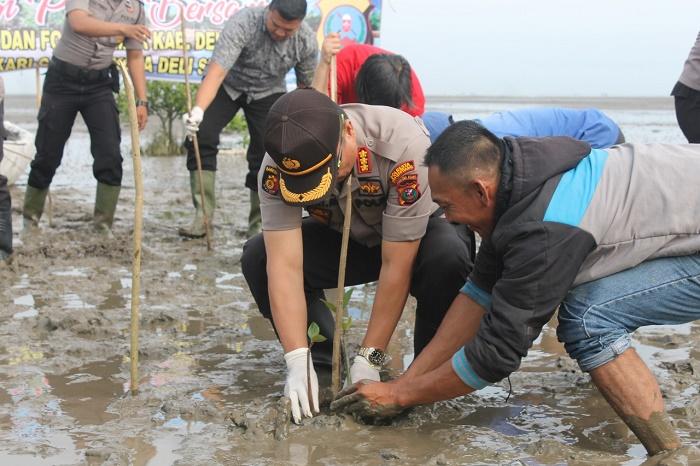 Wujudkan Polri Peduli Lingkungan, Polresta Deli Serdang Tanam Mangrove dan Bibit Buah