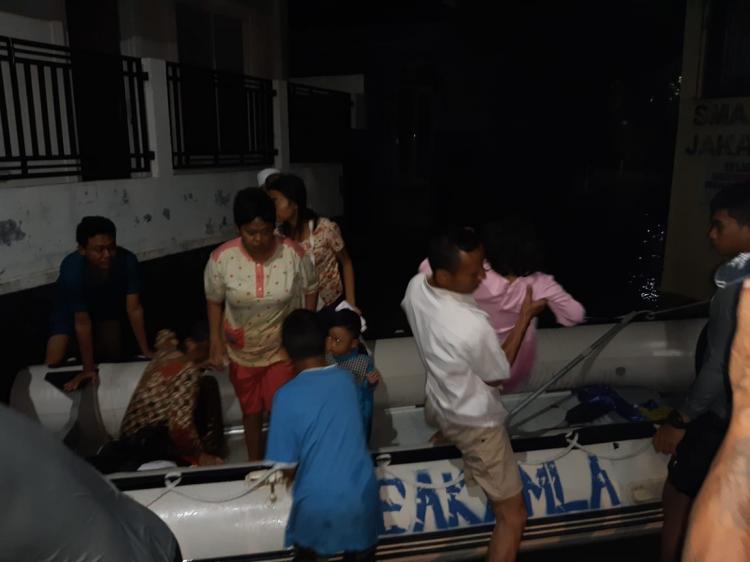 Personel Bakamla RI Bantu Evakuasi Korban Banjir Jakarta