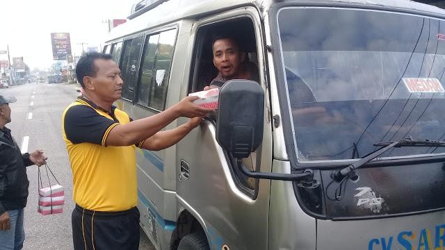 Kasat Lantas Polres Batubara Bagikan Sarapan Pagi untuk Supir dan Pengguna Jalan