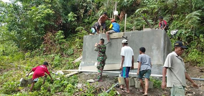 Prajurit TNI dan Warga Dirikan Bak Penampung Air di Desa Tehoru Maluku