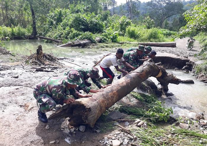 Prajurit TNI Singkirkan Pohon Tumbang di Pemukiman Suku Mausu Ane