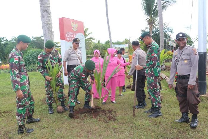 Satgas Yonif 411 Kostrad dan Polsek Sota Tanam Pohon di Perbatasan