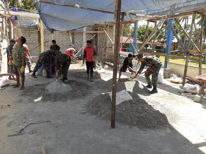 Bangun Balai Dusun Pulau Osi, Satgas Yonif RK 136/TS Maluku Gotong Royong Bersama Warga