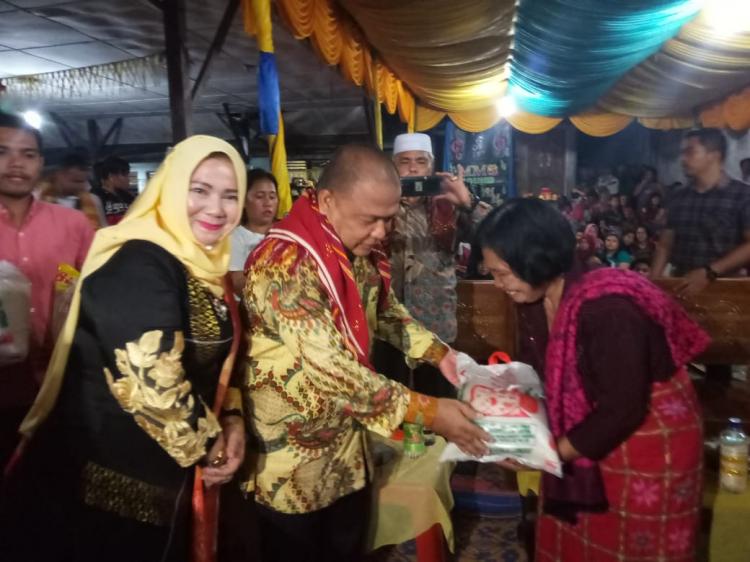 Hadiri Pesta Tahunan, Bupati dan Ketua TP PKK Langkat Serahkan Tali Asih