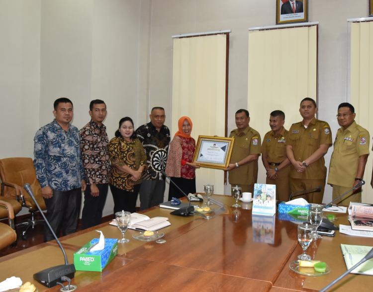KPU Deli Serdang Serahkan Penghargaan Kepada Bupati