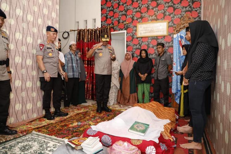 Personil Brimob Poldasu Meninggal Dunia, Kapolda Sumut Martuani Sormin Datang Melayat