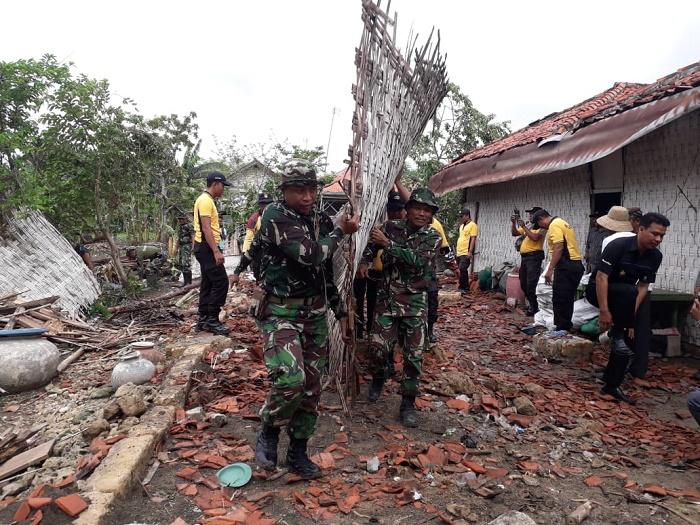Angin Puting Beliung Melanda Pamekasan, Personil TNI-Polri Bantu Sweeping Lokasi