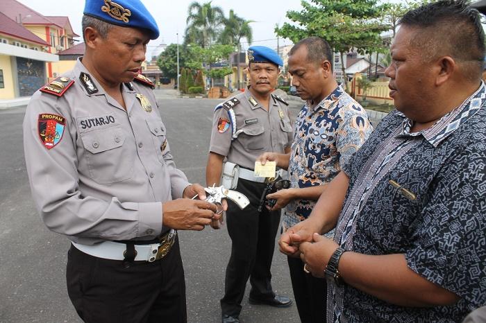Petugas Propam Tarik Tiga Pucuk Senpi Personil Polresta Deli Serdang