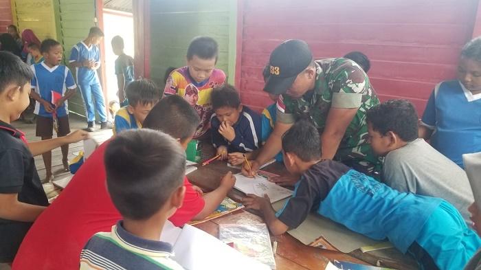 Yonif 133 Yudha Sakti, Satgas Pamtas RI Malaysia Ajak Anak Kampung Badau Gemar Membaca