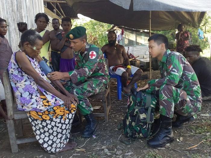 Satgas Yonif 755 Kostrad Layani Perobatan Warga Kampung Hemigoma di Papua