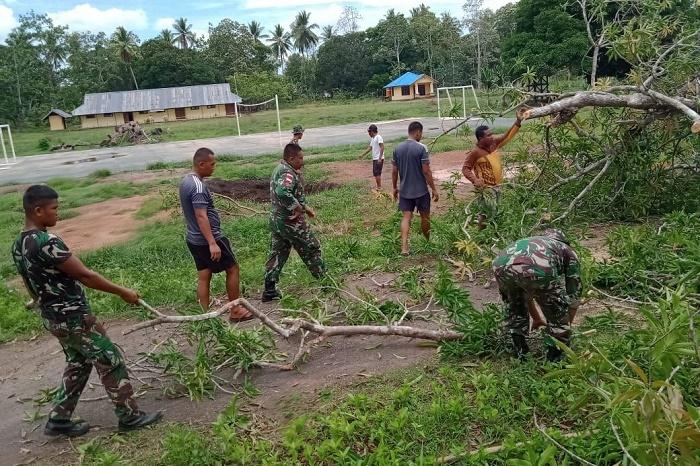 Satgas Pamtas TNI dan Warga Kampung Yanggandur Gotong Royong Bersihkan Pohon Tumbang