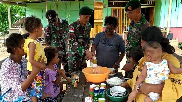 Mama Papua Belajar Bikin Kue dari Prajurit TNI Penjaga Perbatasan RI-PNG