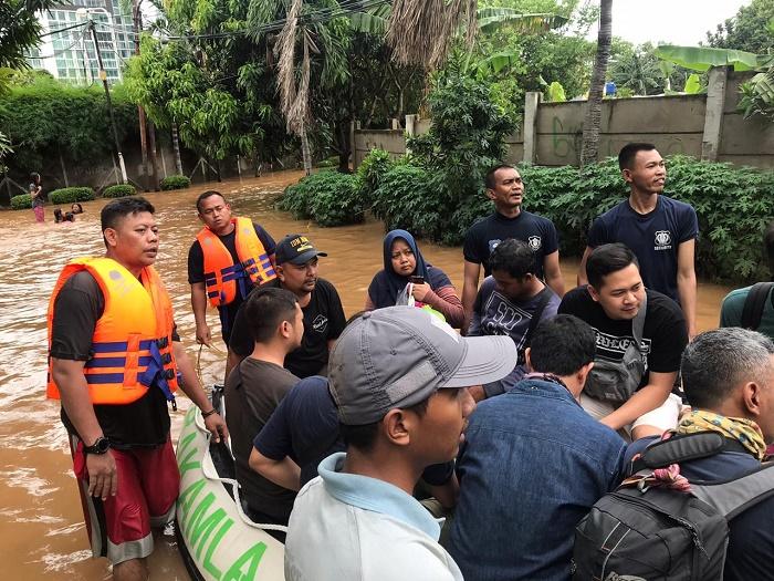 SRT Bakamla RI Gerak Cepat Evakuasi Korban Banjir di Jakarta