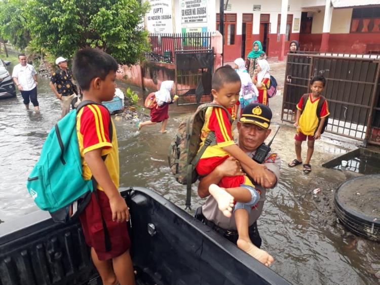 Hujan Deras Mengguyur Kota Medan, Seratusan Rumah di Jalan Pelita Terendam Banjir 