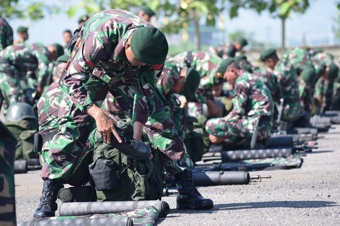Prajurit Armed 12/Divif 2 Kostrad Cek Perlengkapan Evakuasi Bencana Alam