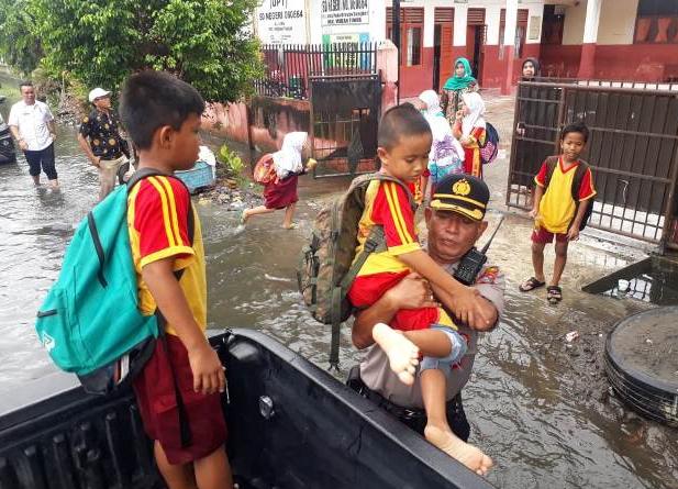 Terendam Banjir, Kapolsek Medan Timur Bantu Antar Siswa SD dengan Mobil Patroli