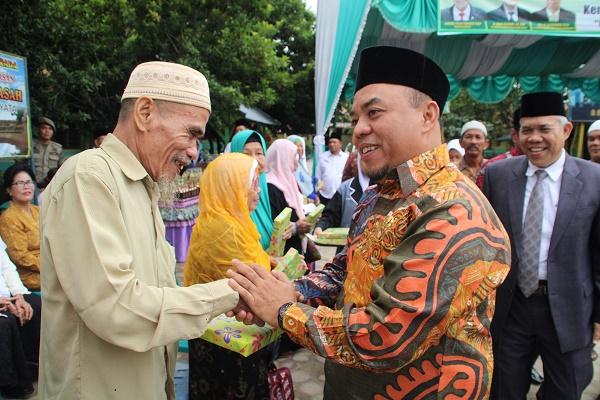 Bupati Labuhanbatu Serahkan Bingkisan Kepada 68 Orang Pensiunan Kemenag
