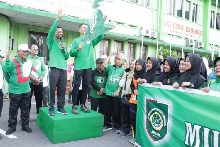 Wagub Sumut Lepas Jalan Sehat Milad UISU