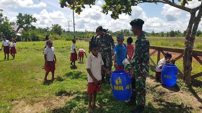 Prajurit TNI Ajarkan Siswa SD di Perbatasan RI-PNG Jaga Kebersihan Lingkungan