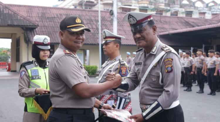 Pimpin Apel, Kapolres Tebing Tinggi Berikan Reward untuk Polisi Berprestasi