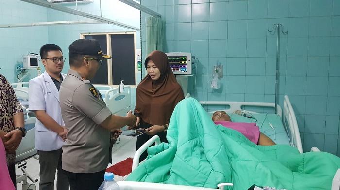 Kapolresta Deli Serdang Jenguk Anggota yang Sakit Usai Jatuh dari Kamar Mandi