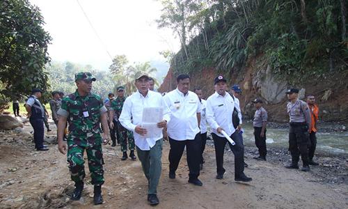 Gubernur Sumut Tinjau Lokasi Banjir Bandang Labura, Segera Relokasi Rumah Penduduk dan Bangun Infrastruktur