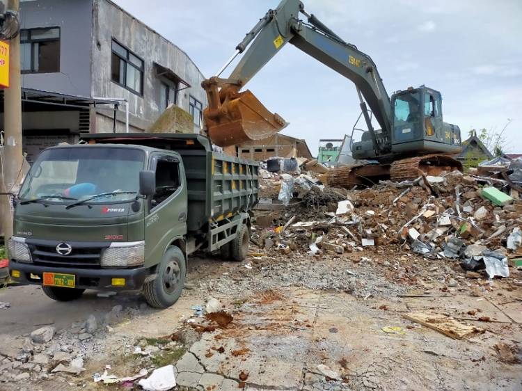 Pasca Gempa Bumi Sulbar, Pasukan TNI Bersihkan Puing Bangunan