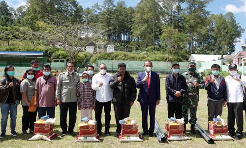 Gubernur Sumut Serahkan Bantuan Bahan Bangunan dan Sembako untuk Korban Bencana Alam Taput