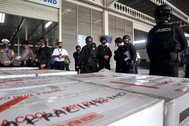 Vaksin Covid-19 Sudah Tiba di Sumut, Tim Brimob Poldasu Lakukan Pengawalan Ketat