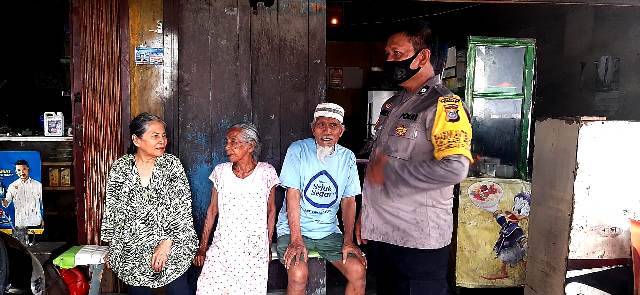 Tersesat di Jalan Pulang, Petugas Polsek Medan Baru Antar Nek Leni Kembali ke Rumahnya