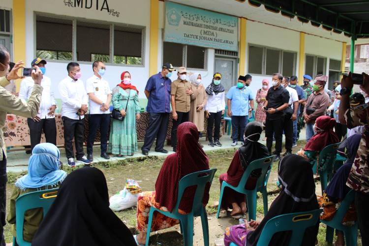 Korban Banjir di Langkat Banjir Terima Bansos dari Gubernur Sumut