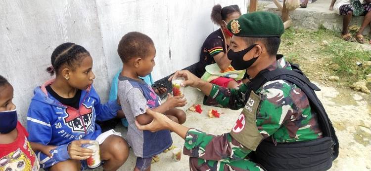 Hari Gizi Nasional, Satgas Yonif MR 413 Kostrad Gelar Posyandu untuk Anak-anak Kampung Yowong