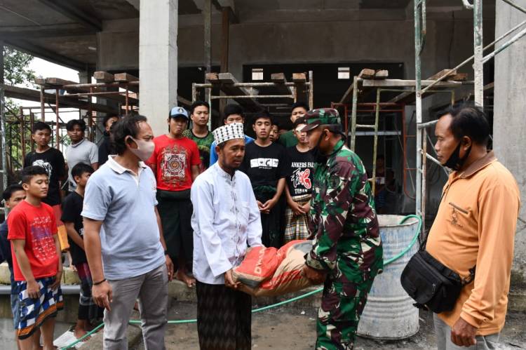 Danrem Serahkan Bantuan Material untuk Ponpes dan Musholla Darul Muttaqin