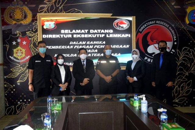 LEMKAPI Serahkan Piagam Penghargaan Trust Award kepada Kapolda Sumut Irjen Pol Drs Martuani Sormin MSi