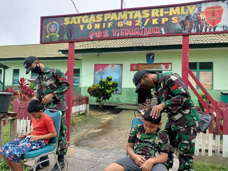 Cukur Rambut, Anak-Anak Datangi Pos Satgas Pamtas Yonif 642/Kapuas