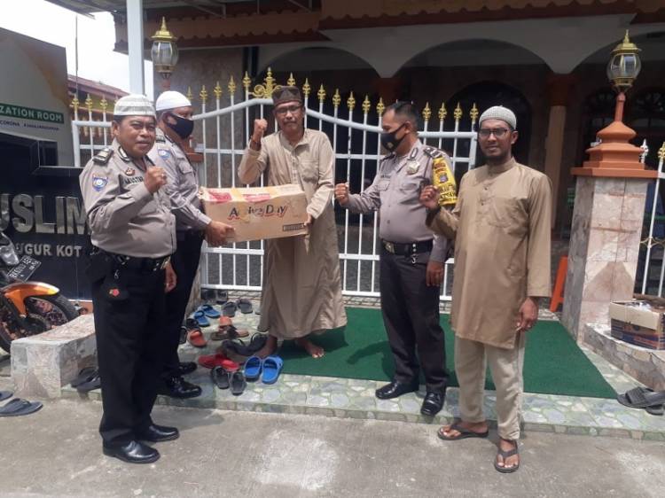 Jumat Berkah, Polsek Medan Barat Berbagi 100 Bungkus Bubur kepada Warga Terdampak Corona