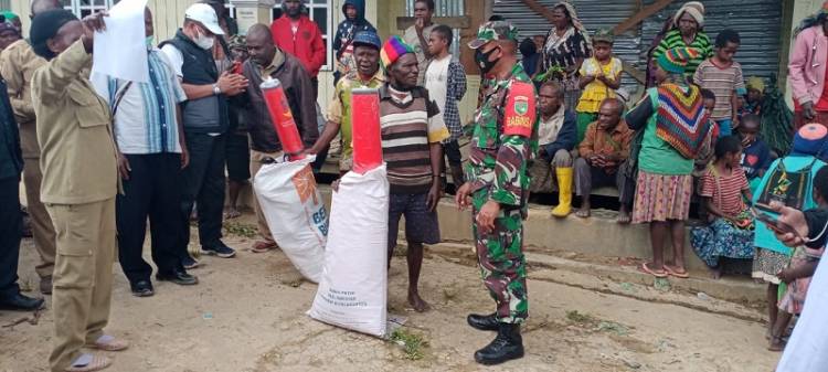 Babinsa Enarotali Bantu Salurkan Bansos Korban Banjir dan Longsor di Kabupaten Paniai Papua