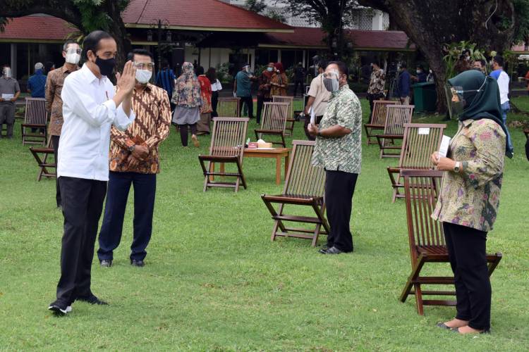 Serahkan Bantuan Modal Kerja, Presiden: Jangan Menyerah, Usaha Dipertahankan Terus