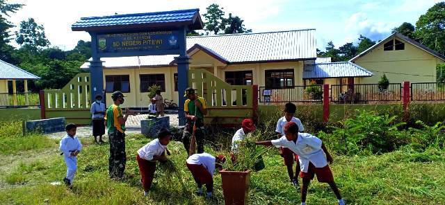 Satgas Yonif MR 413 Ajarkan Siswa SD Perbatasan RI-PNG Jaga Kebersihan Lingkungan